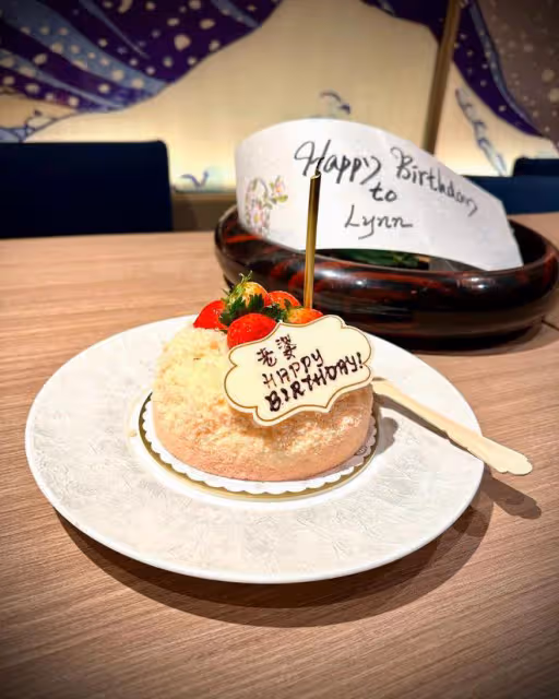 熊黛林曬44歲生日照,富豪老公幽默送蛋糕,夫妻恩愛甜蜜
