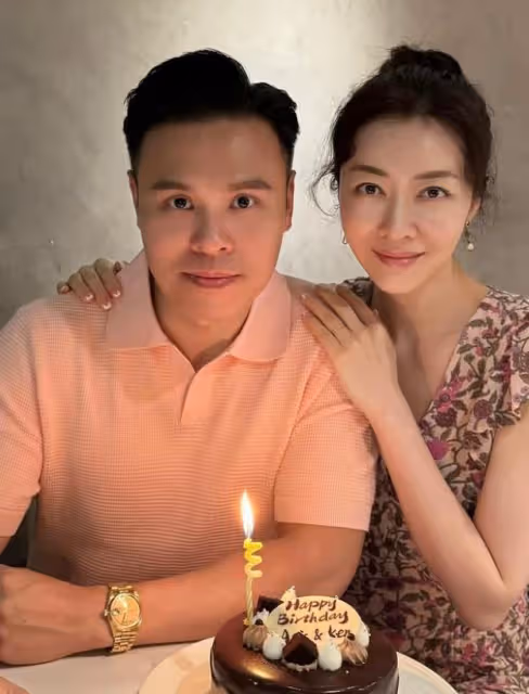 熊黛林曬44歲生日照,富豪老公幽默送蛋糕,夫妻恩愛甜蜜