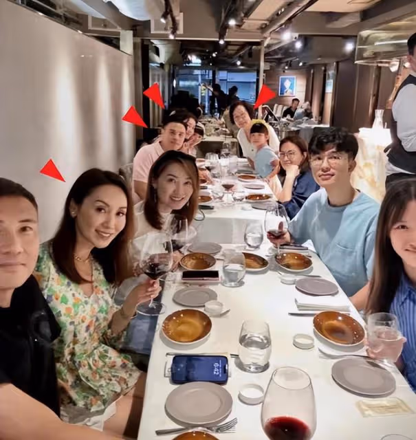 熊黛林曬44歲生日照,富豪老公幽默送蛋糕,夫妻恩愛甜蜜