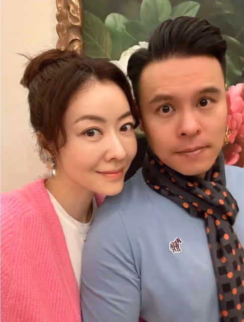熊黛林曬44歲生日照,富豪老公幽默送蛋糕,夫妻恩愛甜蜜