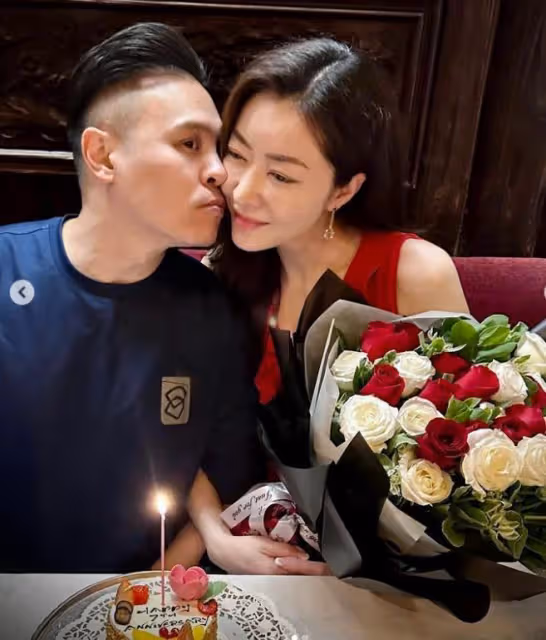 熊黛林曬44歲生日照,富豪老公幽默送蛋糕,夫妻恩愛甜蜜