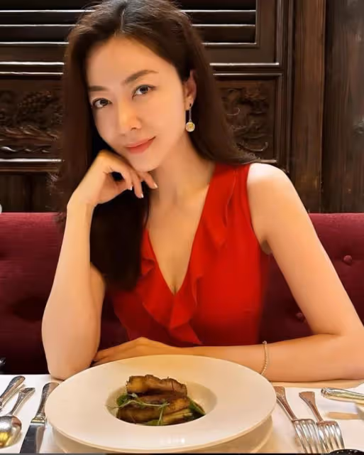 熊黛林曬44歲生日照,富豪老公幽默送蛋糕,夫妻恩愛甜蜜