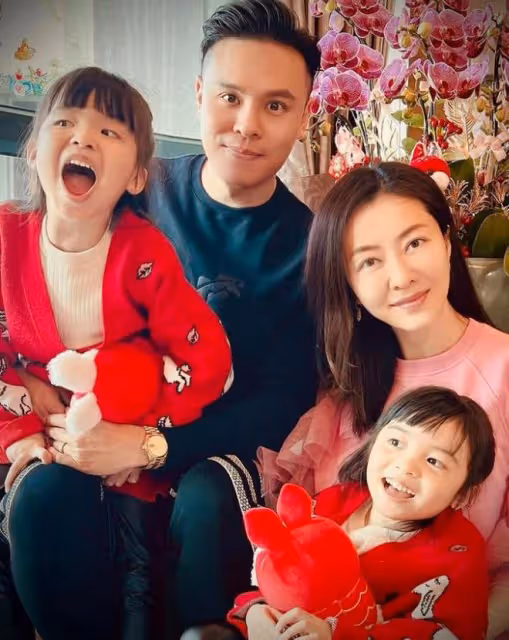 熊黛林曬44歲生日照,富豪老公幽默送蛋糕,夫妻恩愛甜蜜