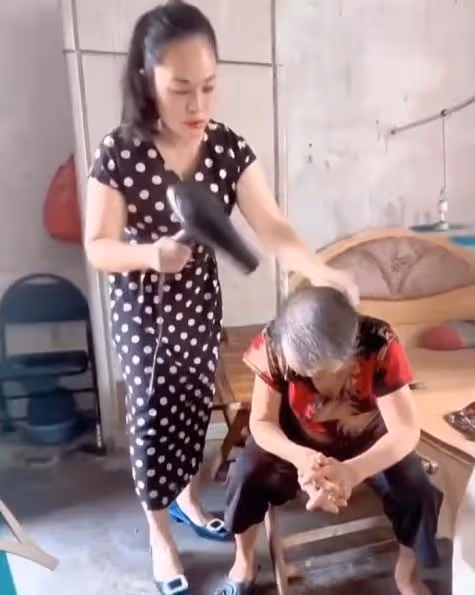 全紅嬋大伯母回家探親,給奶奶洗頭髮,安慰爺爺奶奶的情緒
