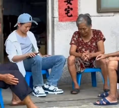 全紅嬋大伯母回家探親,給奶奶洗頭髮,安慰爺爺奶奶的情緒
