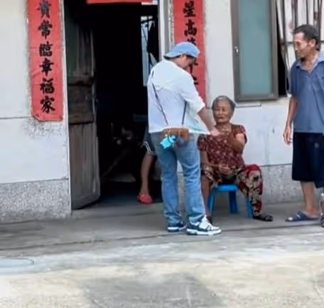 全紅嬋大伯母回家探親,給奶奶洗頭髮,安慰爺爺奶奶的情緒