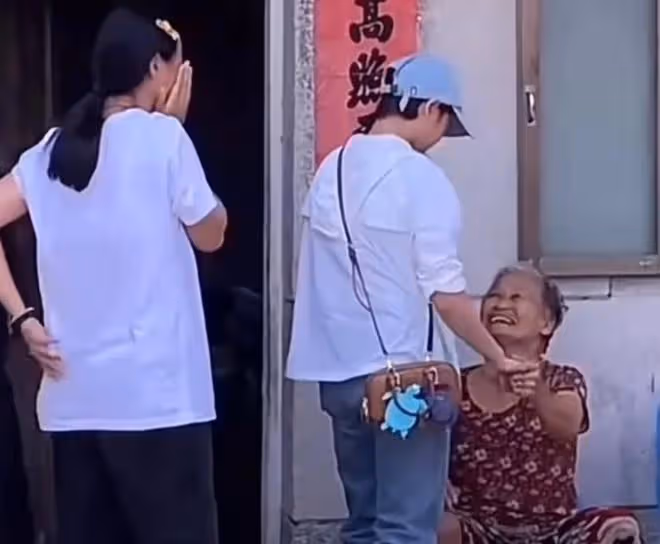 全紅嬋大伯母回家探親,給奶奶洗頭髮,安慰爺爺奶奶的情緒