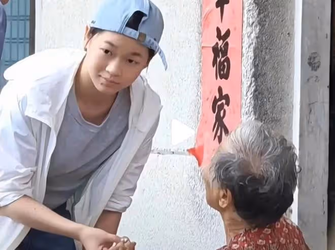 全紅嬋大伯母回家探親,給奶奶洗頭髮,安慰爺爺奶奶的情緒
