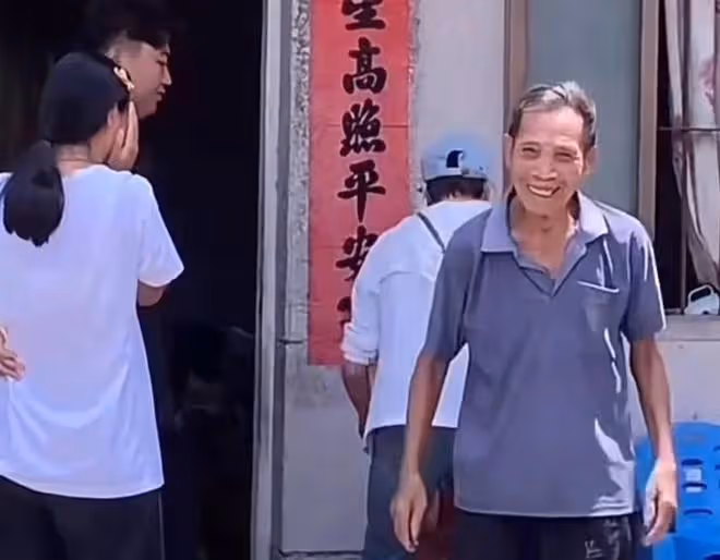 全紅嬋大伯母回家探親,給奶奶洗頭髮,安慰爺爺奶奶的情緒