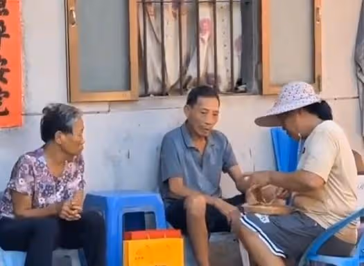 全紅嬋大伯母回家探親,給奶奶洗頭髮,安慰爺爺奶奶的情緒