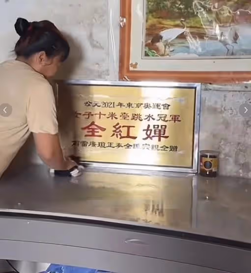 全紅嬋大伯母回家探親,給奶奶洗頭髮,安慰爺爺奶奶的情緒