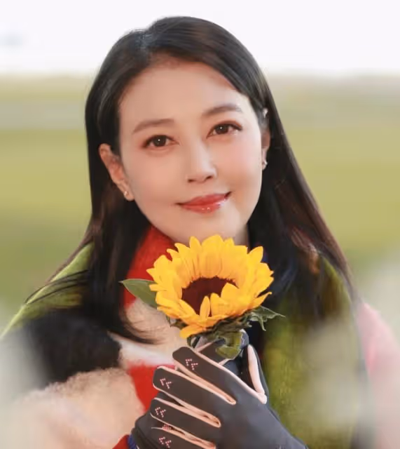 陳勛奇到墓地探望周海媚,為故友獻上鮮花,演唱《紅塵情歌》落淚