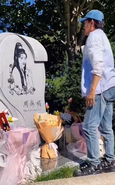 陳勛奇到墓地探望周海媚,為故友獻上鮮花,演唱《紅塵情歌》落淚