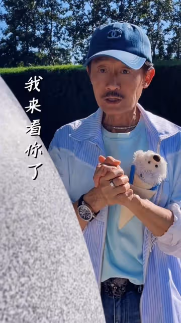 陳勛奇到墓地探望周海媚,為故友獻上鮮花,演唱《紅塵情歌》落淚