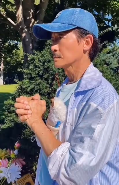 陳勛奇到墓地探望周海媚,為故友獻上鮮花,演唱《紅塵情歌》落淚