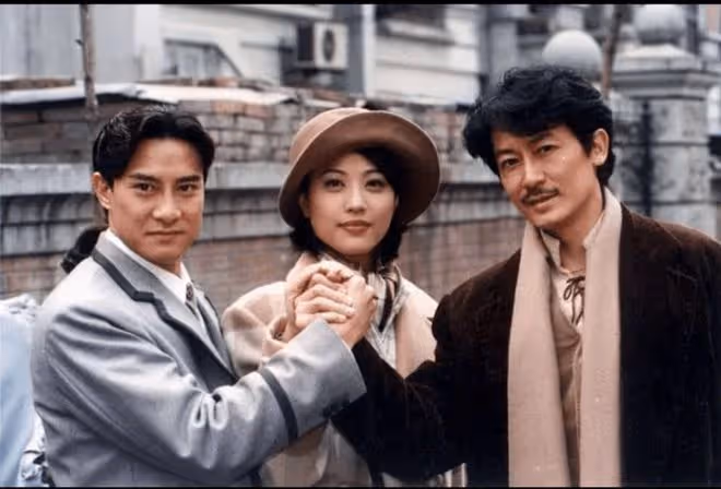 陳勛奇到墓地探望周海媚,為故友獻上鮮花,演唱《紅塵情歌》落淚