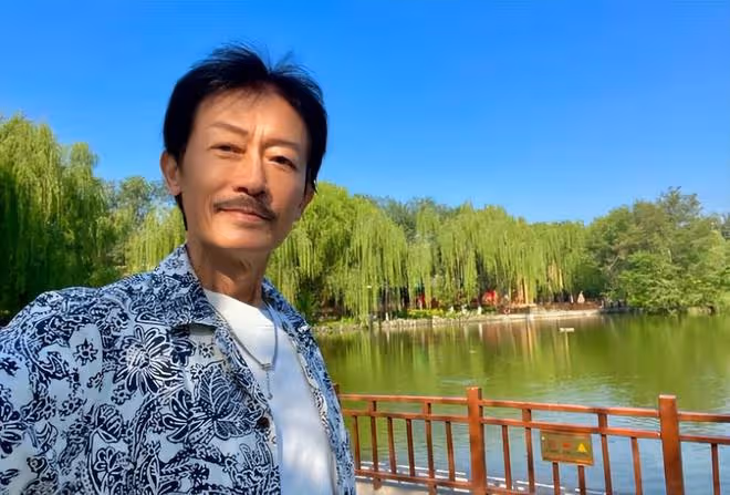 陳勛奇到墓地探望周海媚,為故友獻上鮮花,演唱《紅塵情歌》落淚