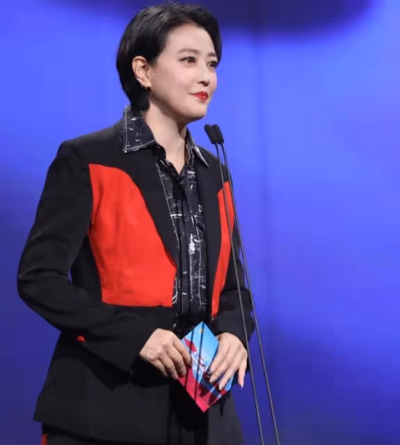陳勛奇到墓地探望周海媚,為故友獻上鮮花,演唱《紅塵情歌》落淚