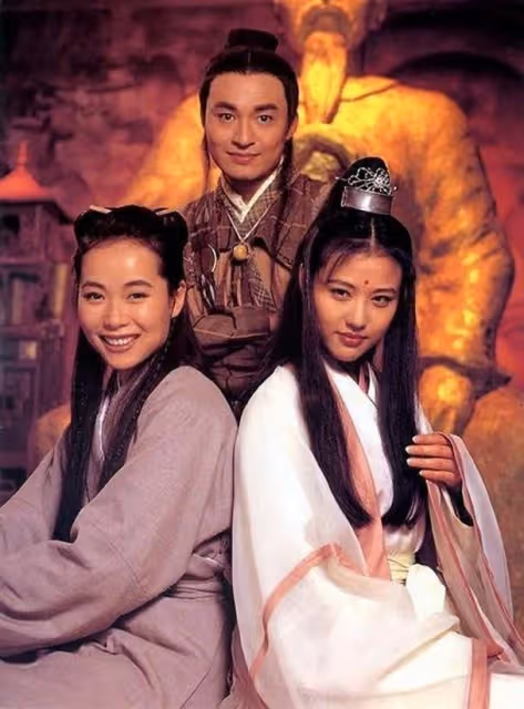 陳勛奇到墓地探望周海媚,為故友獻上鮮花,演唱《紅塵情歌》落淚