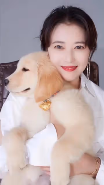 陳勛奇到墓地探望周海媚,為故友獻上鮮花,演唱《紅塵情歌》落淚