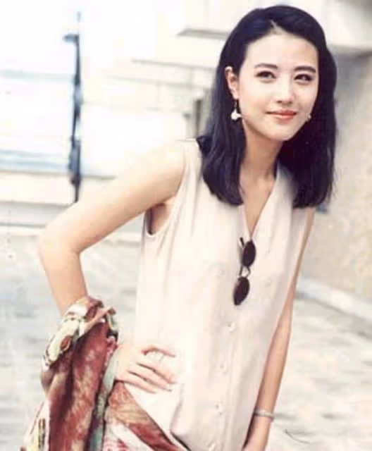 陳勛奇到墓地探望周海媚,為故友獻上鮮花,演唱《紅塵情歌》落淚