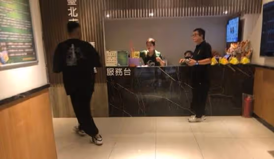 汪建民葬禮不擺花籃花圈,靈堂布置一切從簡,骨灰入公墓安葬
