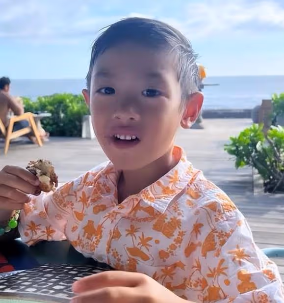 樂基兒帶5歲兒子出鏡,小朋友正面照超帥,五官輪廓特別像媽媽
