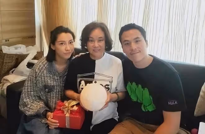 賭王三房前兒媳齊嬌狀態好,前婆婆獨寵兩個孫女,過幸福名媛生活