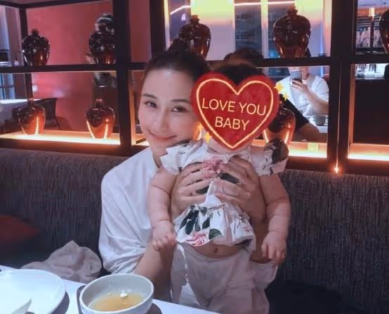 賭王三房前兒媳齊嬌狀態好,前婆婆獨寵兩個孫女,過幸福名媛生活