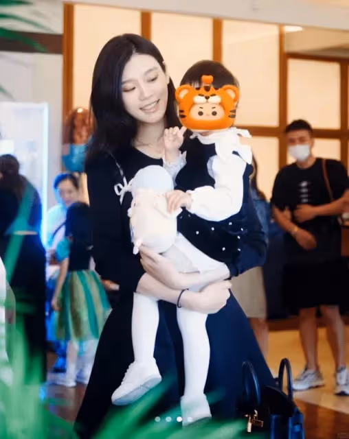 賭王三房前兒媳齊嬌狀態好,前婆婆獨寵兩個孫女,過幸福名媛生活