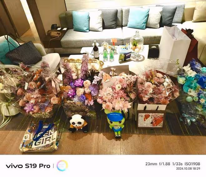 鄭欽文發文慶祝22歲生日,和爸爸一起切蛋糕,鮮花禮物堆滿房間