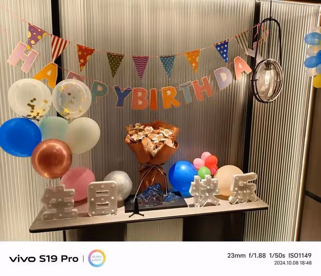 鄭欽文發文慶祝22歲生日,和爸爸一起切蛋糕,鮮花禮物堆滿房間