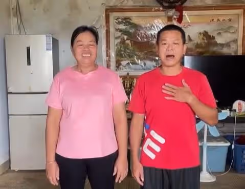 全紅嬋歸隊後,父母難掩對子女的思念之情,在家做農活充實自己