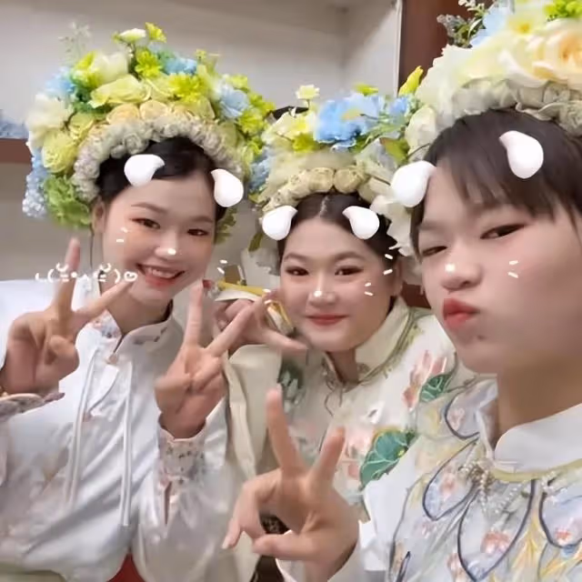 全紅嬋歸隊後,父母難掩對子女的思念之情,在家做農活充實自己