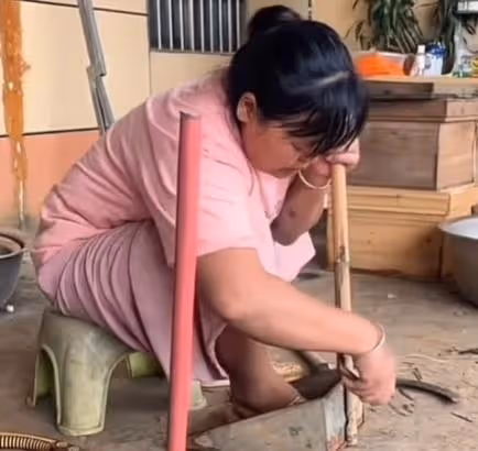 全紅嬋歸隊後,父母難掩對子女的思念之情,在家做農活充實自己