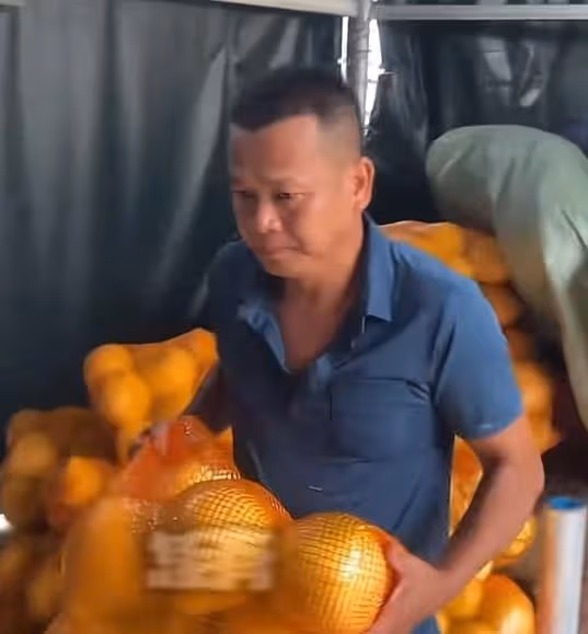 全紅嬋歸隊後,父母難掩對子女的思念之情,在家做農活充實自己