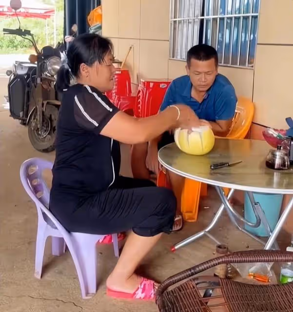 全紅嬋歸隊後,父母難掩對子女的思念之情,在家做農活充實自己