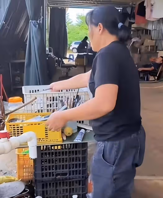 全紅嬋歸隊後,父母難掩對子女的思念之情,在家做農活充實自己
