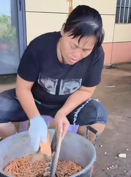 全紅嬋歸隊後,父母難掩對子女的思念之情,在家做農活充實自己