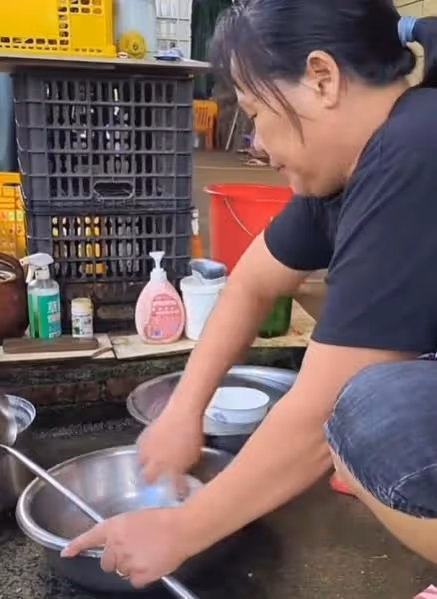 全紅嬋歸隊後,父母難掩對子女的思念之情,在家做農活充實自己
