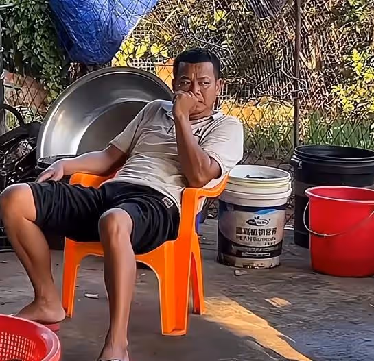 全紅嬋歸隊後,父母難掩對子女的思念之情,在家做農活充實自己