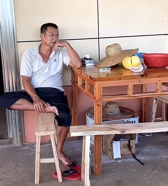 全紅嬋歸隊後,父母難掩對子女的思念之情,在家做農活充實自己