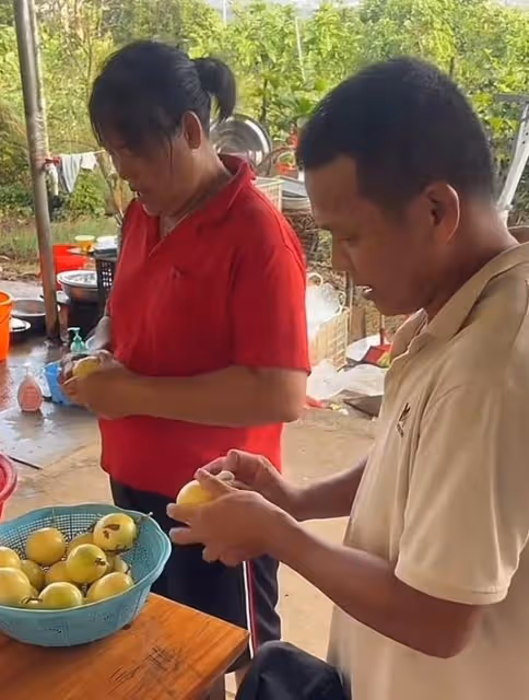 全紅嬋歸隊後,父母難掩對子女的思念之情,在家做農活充實自己