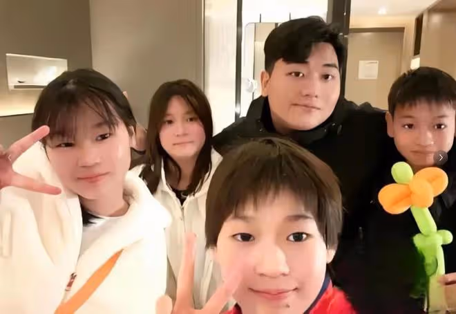 全紅嬋歸隊後,父母難掩對子女的思念之情,在家做農活充實自己