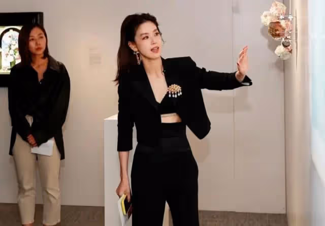 何超欣出席清華校友藝術展,與章澤天同台交流,都是優秀的校友