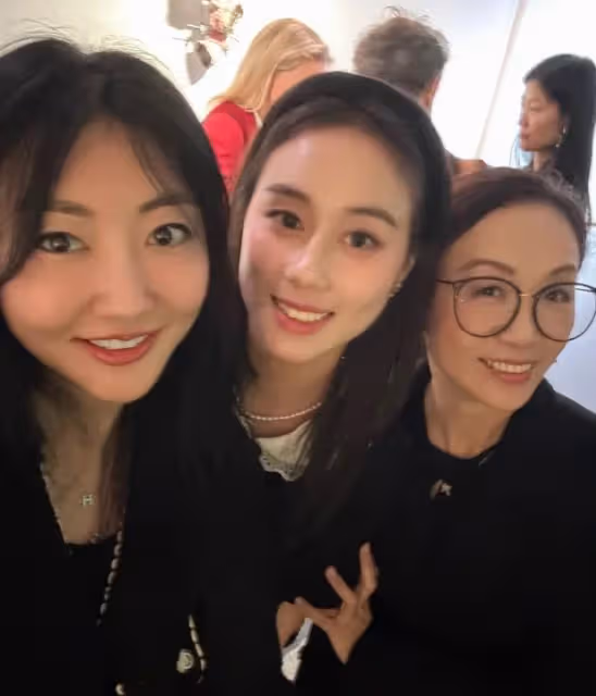 何超欣出席清華校友藝術展,與章澤天同台交流,都是優秀的校友