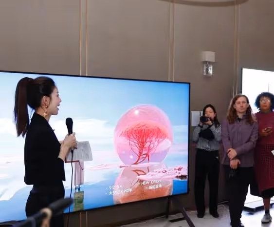 何超欣出席清華校友藝術展,與章澤天同台交流,都是優秀的校友