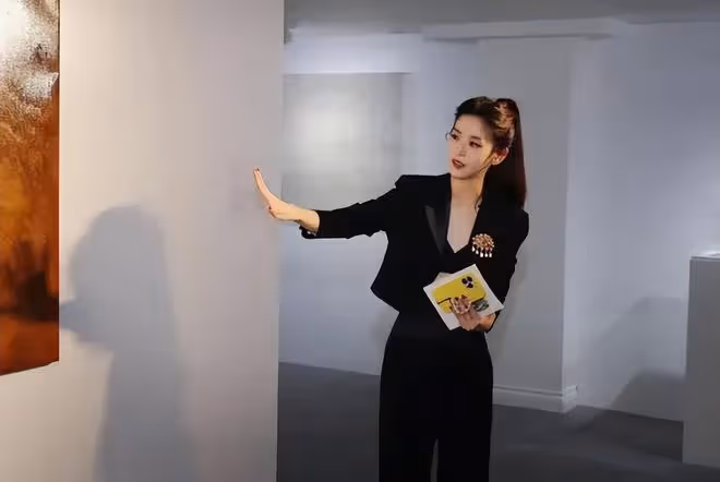 何超欣出席清華校友藝術展,與章澤天同台交流,都是優秀的校友