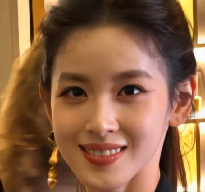 何超欣出席清華校友藝術展,與章澤天同台交流,都是優秀的校友