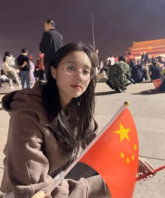 何超欣出席清華校友藝術展,與章澤天同台交流,都是優秀的校友